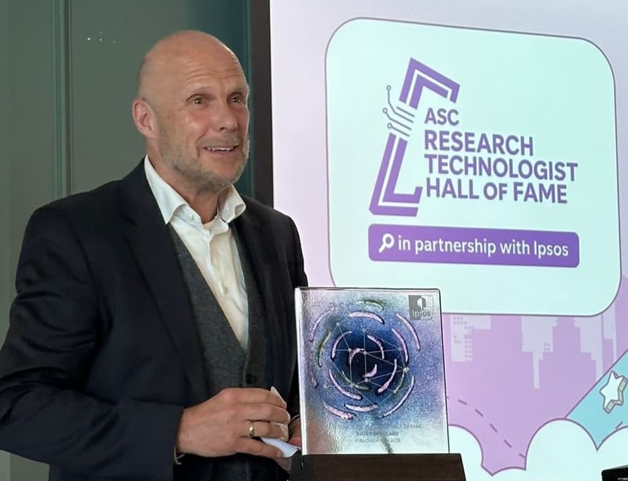 Bjørn Haugland med prisen fra ASC Research Technologist Hall of Fame